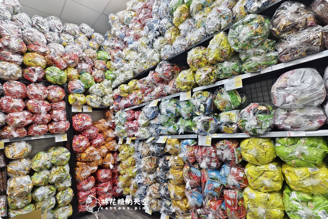 台中批發價囤零食泡麵！台灣e食館中元節特賣超好買~零食牆快來拍