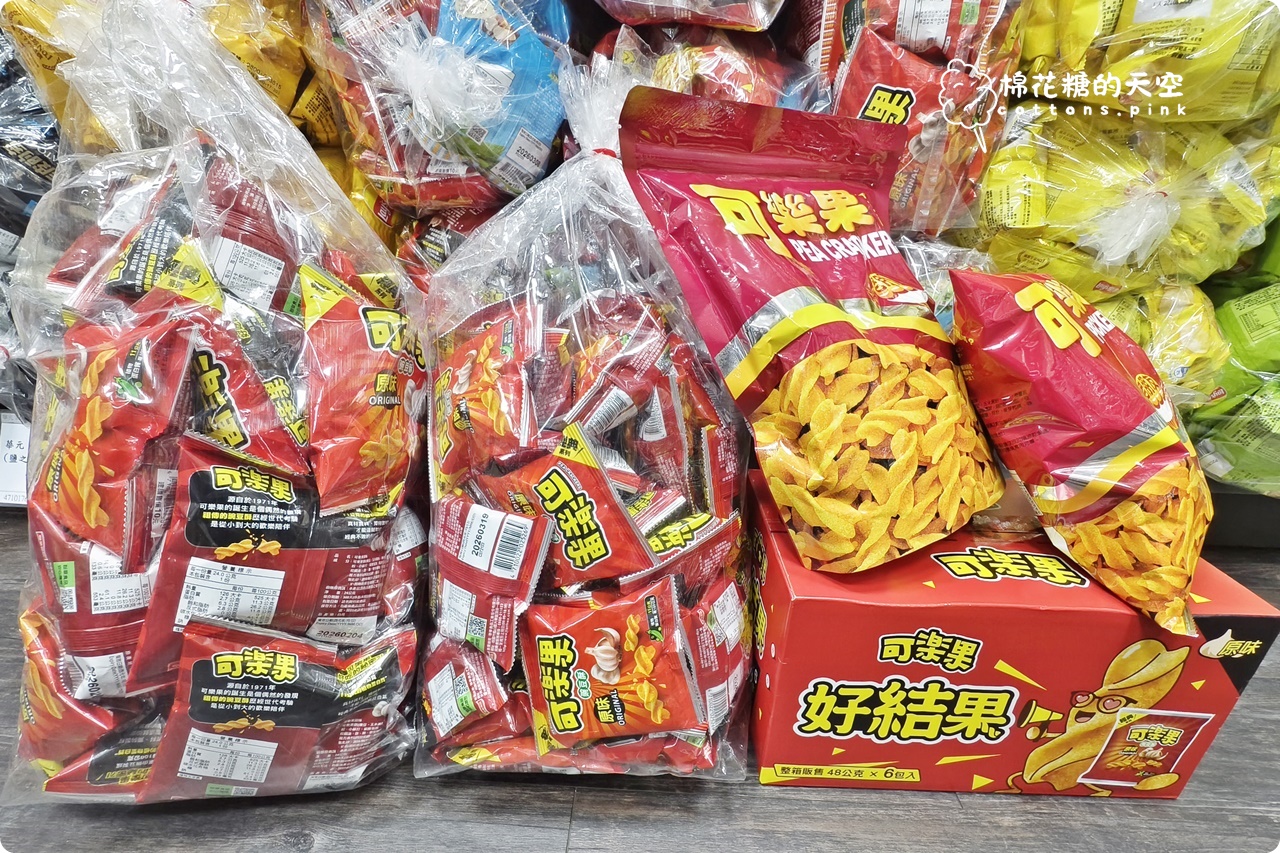 台中批發價囤零食泡麵！台灣e食館中元節特賣超好買~零食牆快來拍