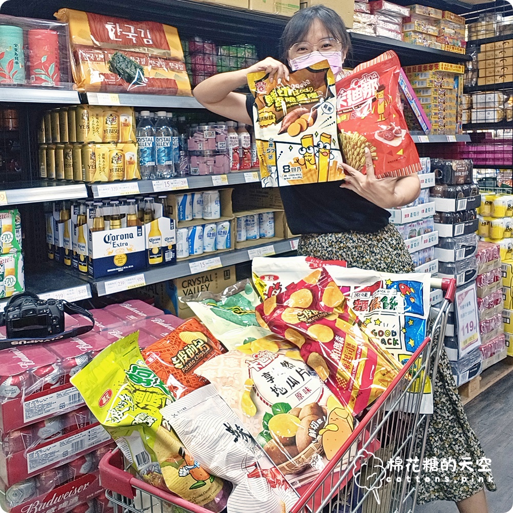 台中批發價囤零食泡麵！台灣e食館中元節特賣超好買~零食牆快來拍