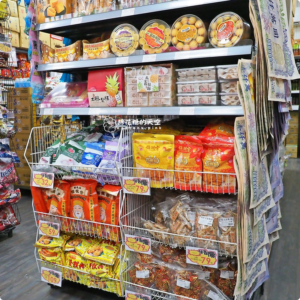 台中批發價囤零食泡麵！台灣e食館中元節特賣超好買~零食牆快來拍
