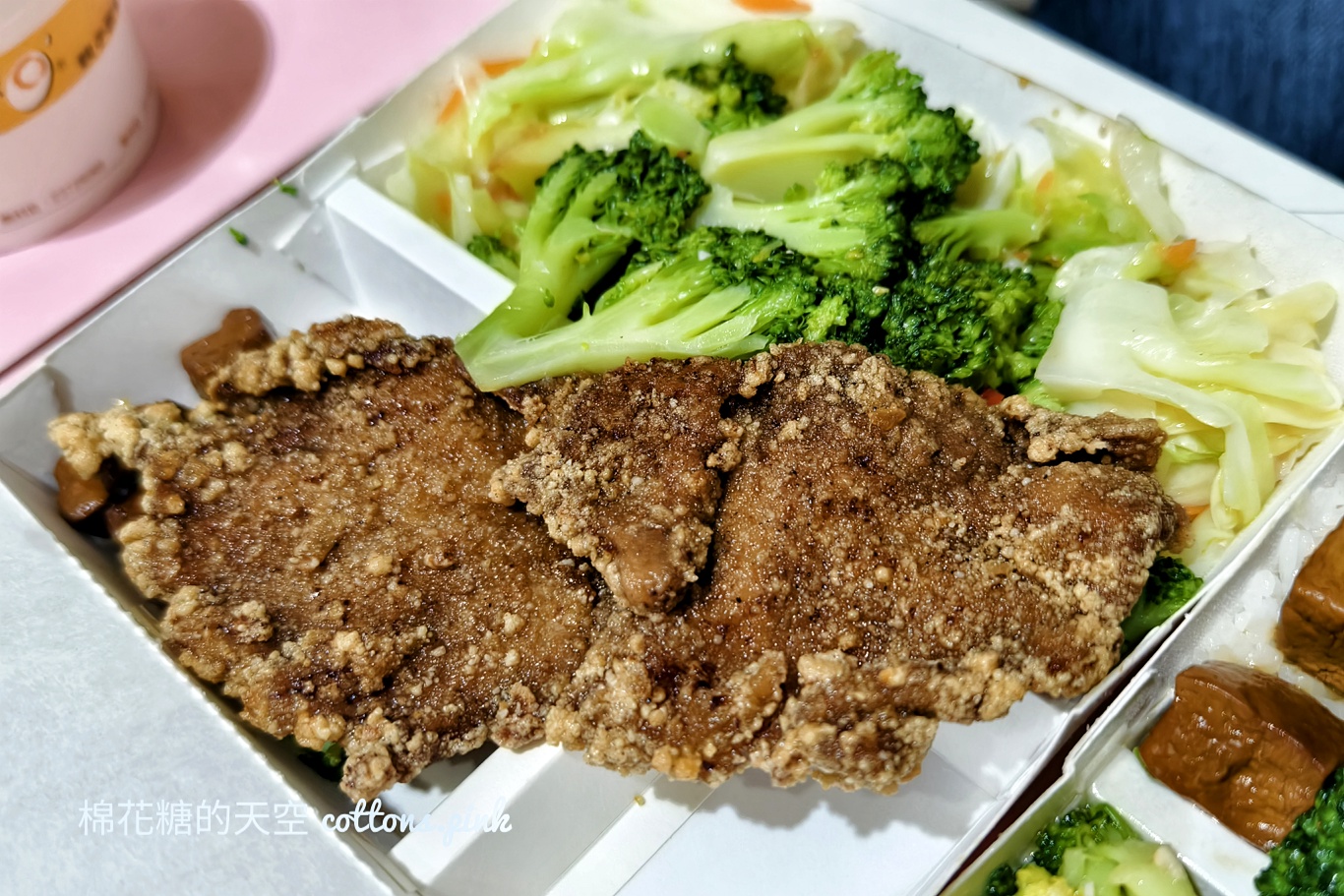 台中人氣便當搬家啦！親子園食堂大份量蒜泥白肉每次打開都嚇到