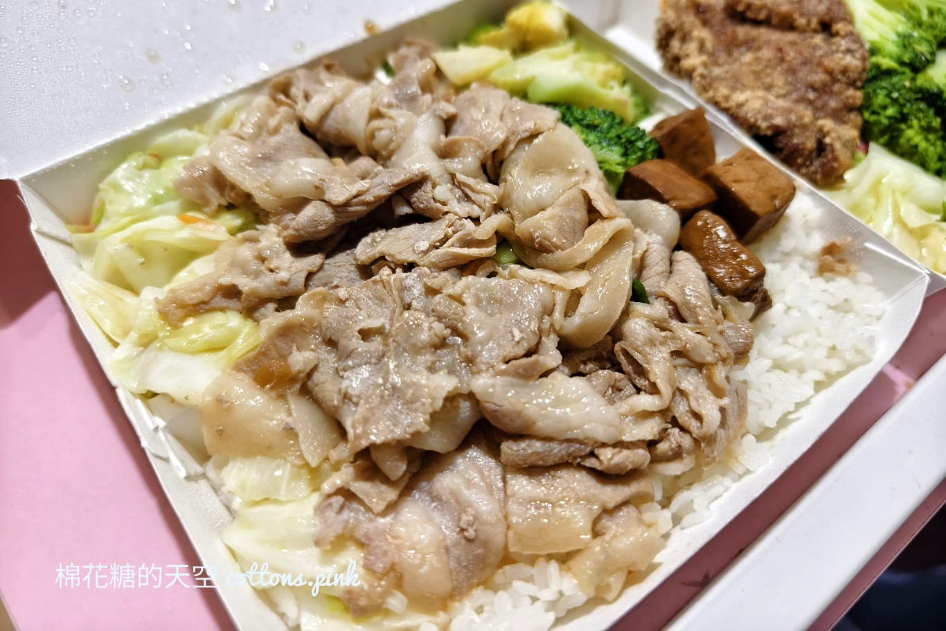 台中人氣便當搬家啦！親子園食堂大份量蒜泥白肉每次打開都嚇到