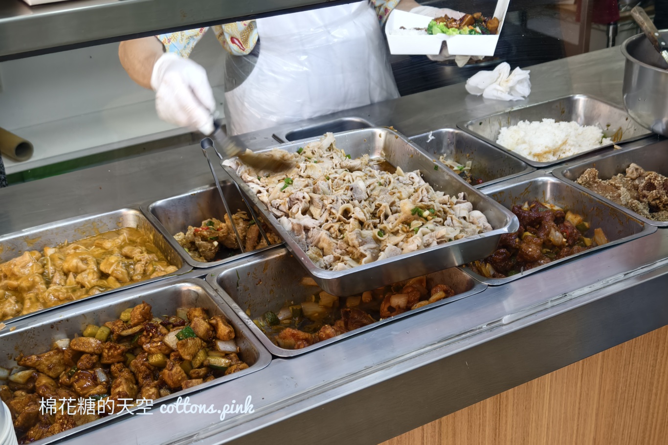 台中人氣便當搬家啦！親子園食堂大份量蒜泥白肉每次打開都嚇到