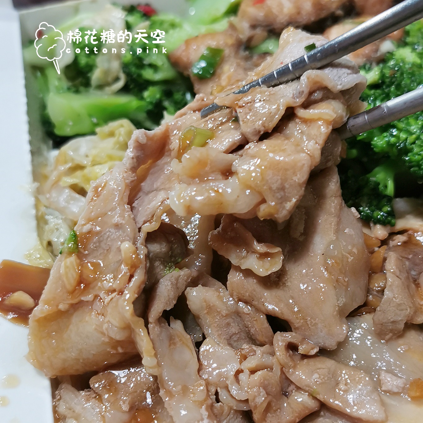 台中人氣便當搬家啦！親子園食堂大份量蒜泥白肉每次打開都嚇到