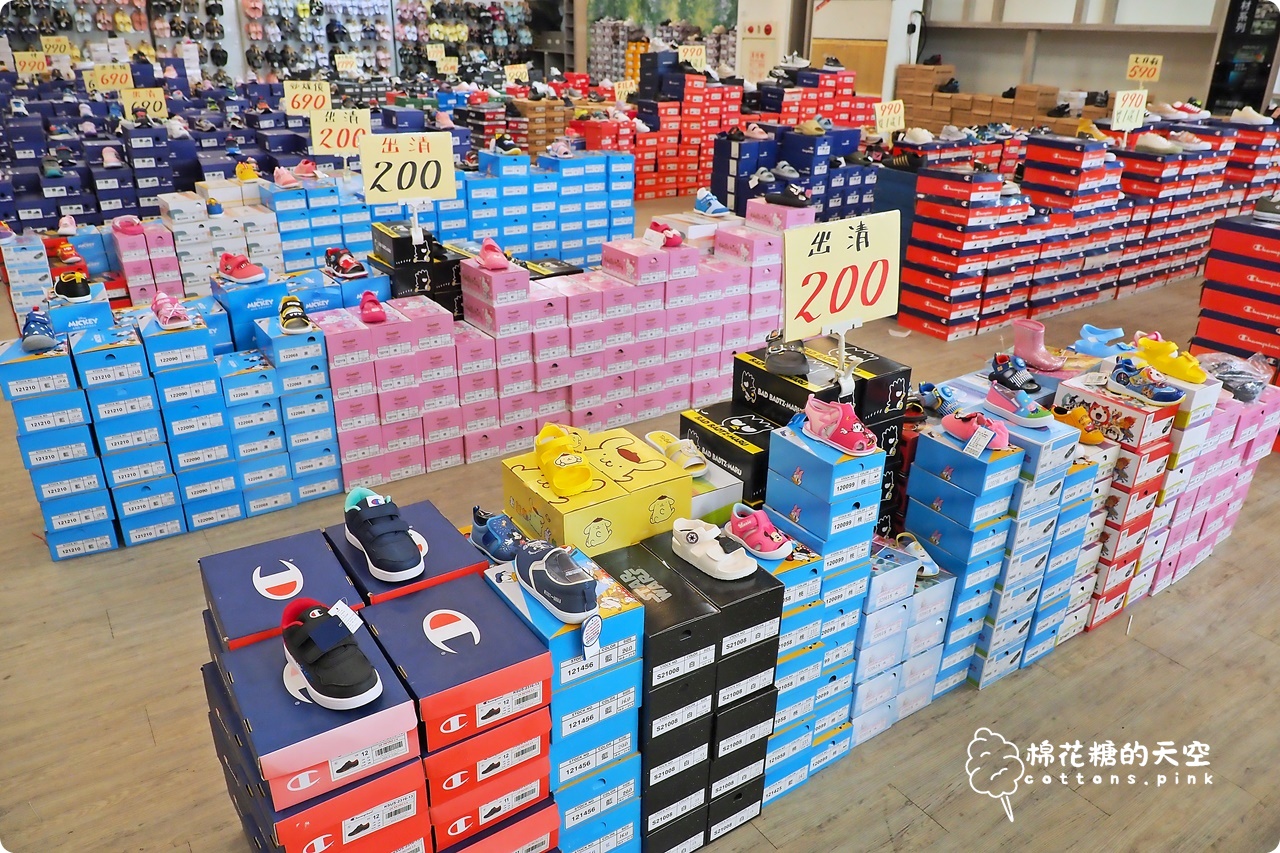文心路旁倉儲首度開放！童鞋、運動鞋200起～專櫃童裝外套買一送一！～全面開倉價錯過可惜！