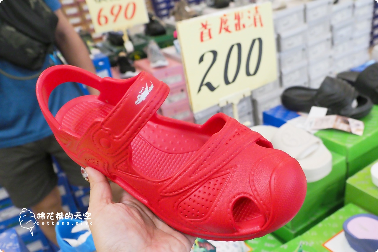 文心路旁倉儲首度開放！童鞋、運動鞋200起～專櫃童裝外套買一送一！～全面開倉價錯過可惜！