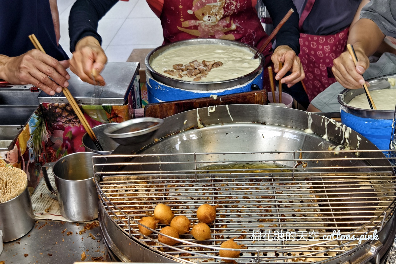 豐原廟東夜市排隊美食-菱角酥，現買現做吃最美味！外酥內香啊～