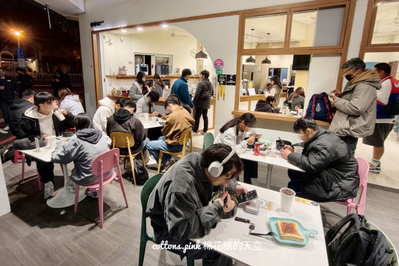 宵夜也可以吃奶酥厚片？十八度雞奶酥超厚、口味很多～夜間限定的美食吃一吃就愛上