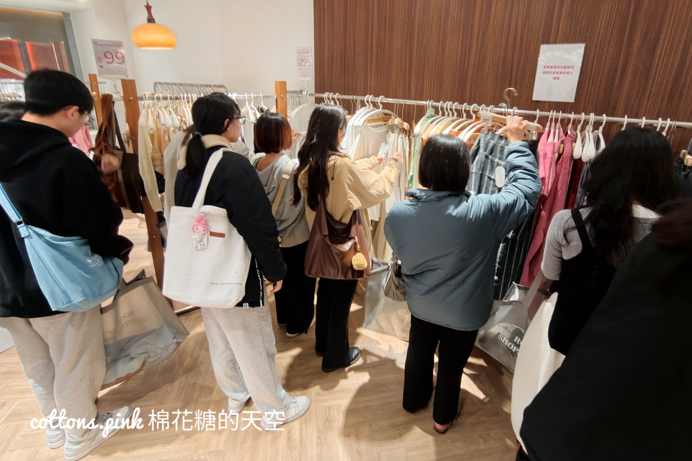 市民廣場旁最狂女裝特賣會-ROSHOP還沒開門就有人在等 市民廣場旁最狂女裝特賣會-ROSHOP還沒開門就有人在等