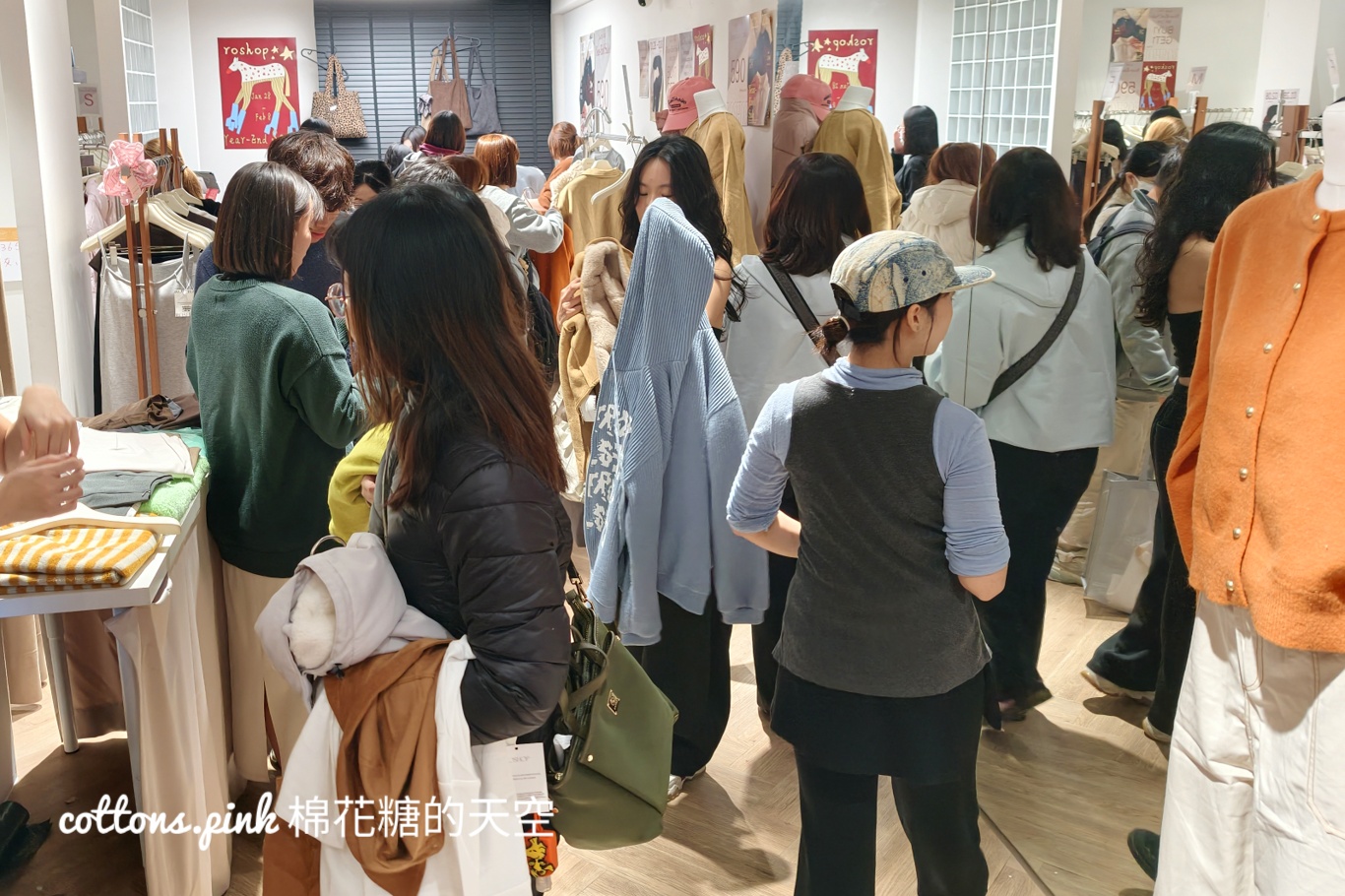 市民廣場旁最狂女裝特賣會-ROSHOP還沒開門就有人在等 市民廣場旁最狂女裝特賣會-ROSHOP還沒開門就有人在等
