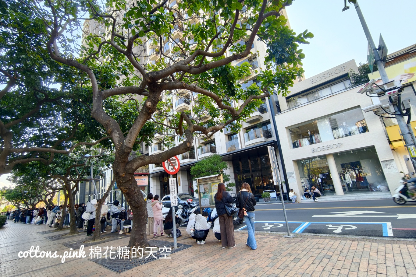 市民廣場旁最狂女裝特賣會-ROSHOP還沒開門就有人在等 市民廣場旁最狂女裝特賣會-ROSHOP還沒開門就有人在等