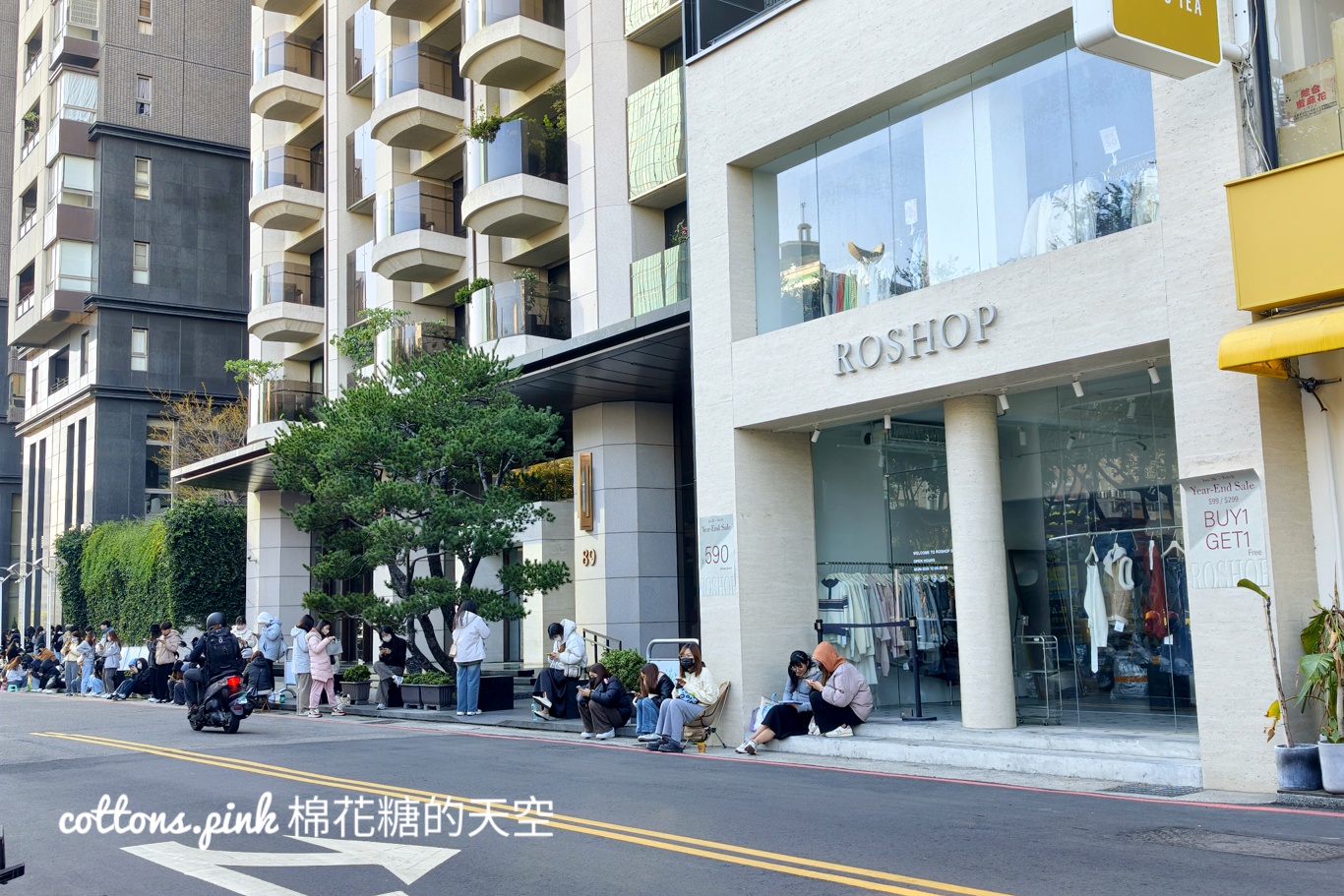 市民廣場旁最狂女裝特賣會-ROSHOP還沒開門就有人在等 市民廣場旁最狂女裝特賣會-ROSHOP還沒開門就有人在等
