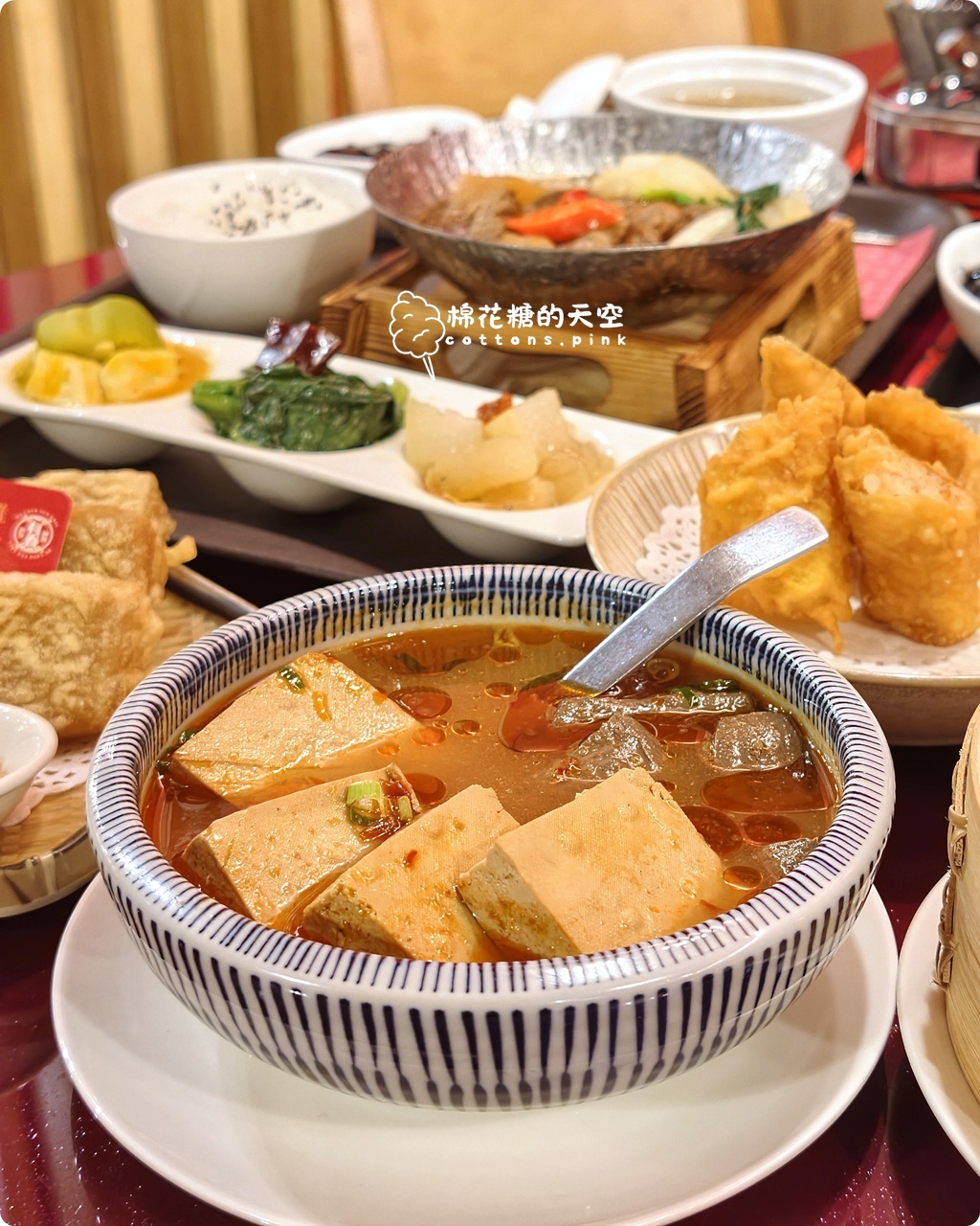 2026 台中必吃聚餐餐廳推薦，有春茶館麵茶拿鐵、炸年糕是招牌，濃白雞湯鍋暖胃首選