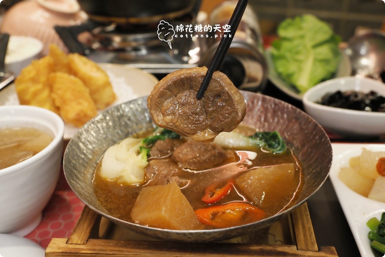 2026 台中必吃聚餐餐廳推薦，有春茶館麵茶拿鐵、炸年糕是招牌，濃白雞湯鍋暖胃首選