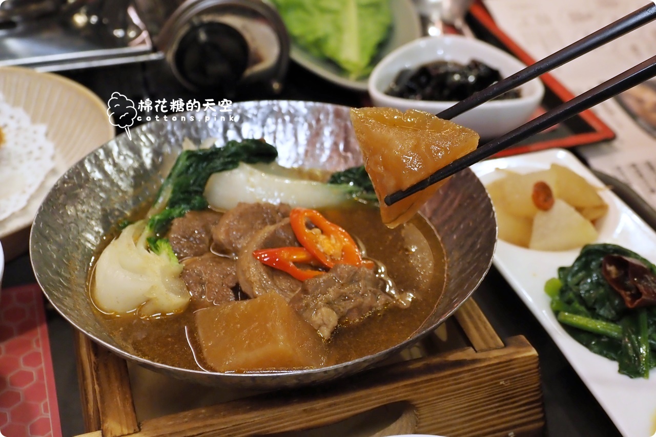 2026 台中必吃聚餐餐廳推薦，有春茶館麵茶拿鐵、炸年糕是招牌，濃白雞湯鍋暖胃首選