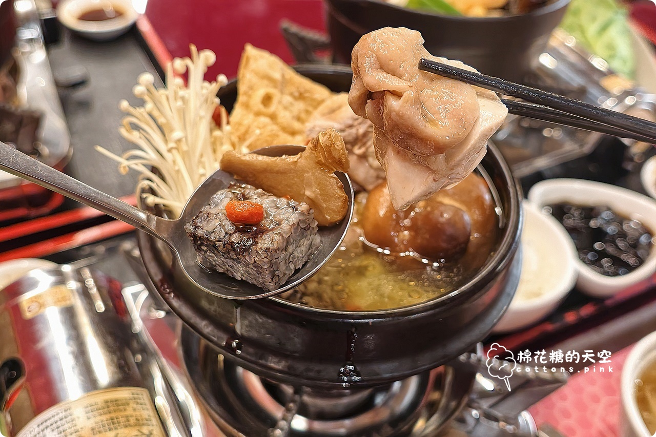 2026 台中必吃聚餐餐廳推薦，有春茶館麵茶拿鐵、炸年糕是招牌，濃白雞湯鍋暖胃首選