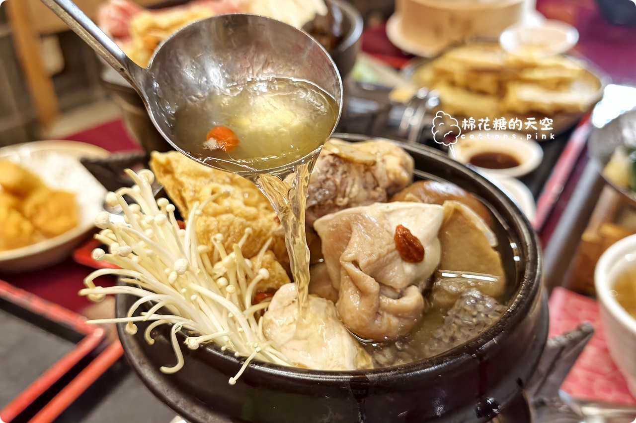 2026 台中必吃聚餐餐廳推薦，有春茶館麵茶拿鐵、炸年糕是招牌，濃白雞湯鍋暖胃首選