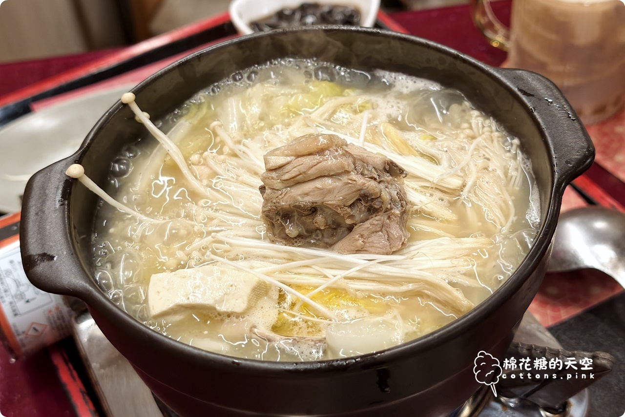 2026 台中必吃聚餐餐廳推薦，有春茶館麵茶拿鐵、炸年糕是招牌，濃白雞湯鍋暖胃首選