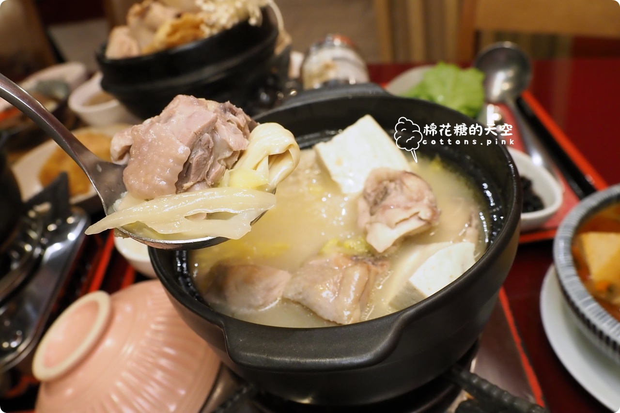 2026 台中必吃聚餐餐廳推薦，有春茶館麵茶拿鐵、炸年糕是招牌，濃白雞湯鍋暖胃首選