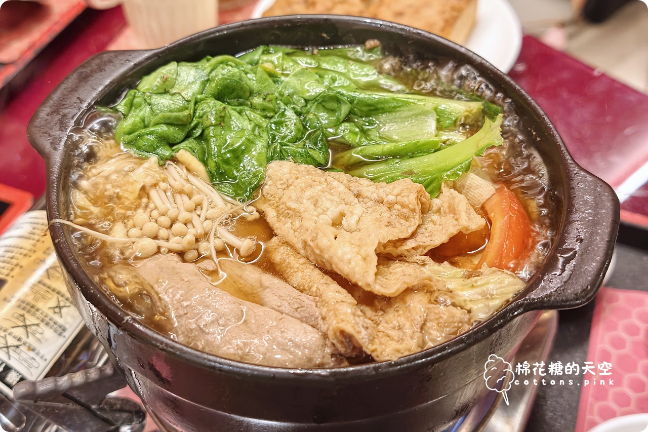 2026 台中必吃聚餐餐廳推薦，有春茶館麵茶拿鐵、炸年糕是招牌，濃白雞湯鍋暖胃首選