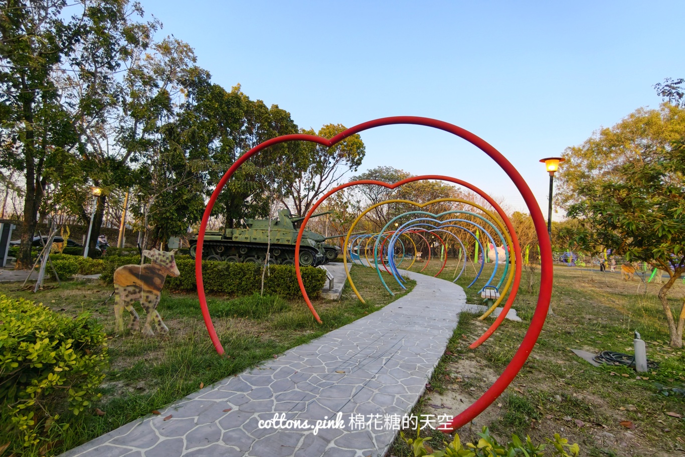 台中紫色花海秘境！大里塗城公園夢幻許願藤隧道爆紅