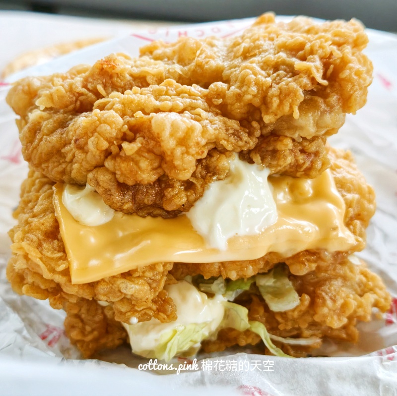 肯德基"霸霸霸"雞腿堡三層登場,肉量疊到讓人掉下巴~爽感直接炸開 肯德基"霸霸霸"雞腿堡三層登場,肉量疊到讓人掉下巴~爽感直接炸開