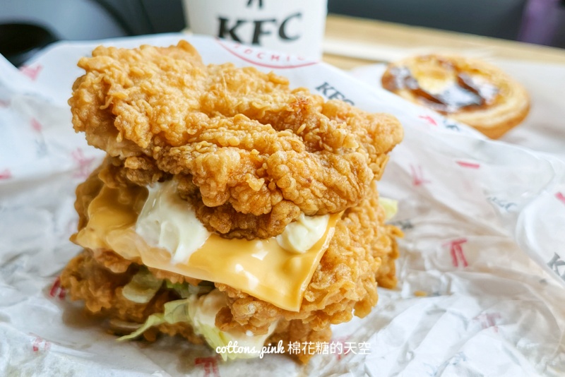 肯德基”霸霸霸”雞腿堡三層登場，肉量疊到讓人掉下巴～爽感直接炸開