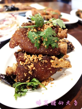 《台中美食》新唐人不只賣豬腳～老母雞高湯小火鍋、阿嬤口味麻油雞就算一個人吃飯也可以很享受。內附超級划算年菜組合預訂資訊喔!