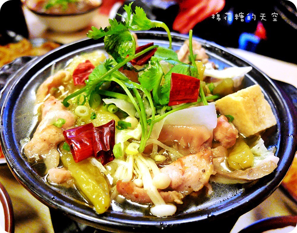 《台中美食》東海那個鍋推出獨家新滋味～“狂野泡椒鍋”，清爽湯底暗藏火熱夠勁風味！愛吃辣的你千萬不能錯過！