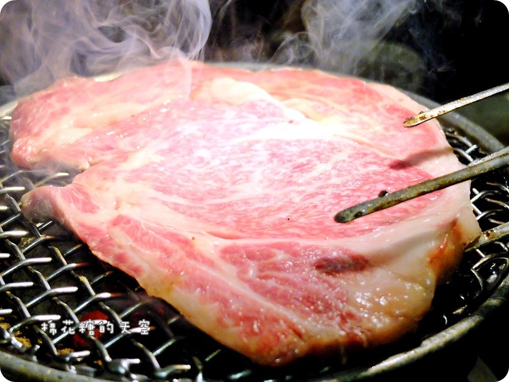 台中深夜燒肉‖朧月炭火燒肉凌晨兩點也能吃比臉大和牛牛排，最威的燒肉深夜食堂就在草悟道勤美商圈