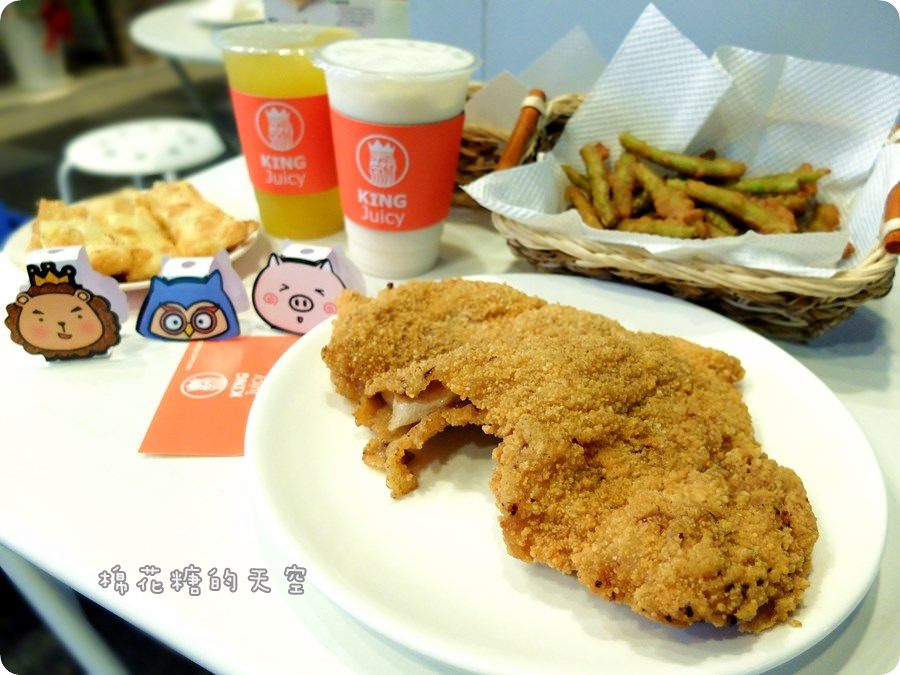《台中美食》超夯燒肉咬蛋吐司晚上也有開！國王的早午餐~KING Juicy不只現打果汁好喝，還有超厲害脆皮蛋餅、比臉大國王雞排！宵夜場大滿足