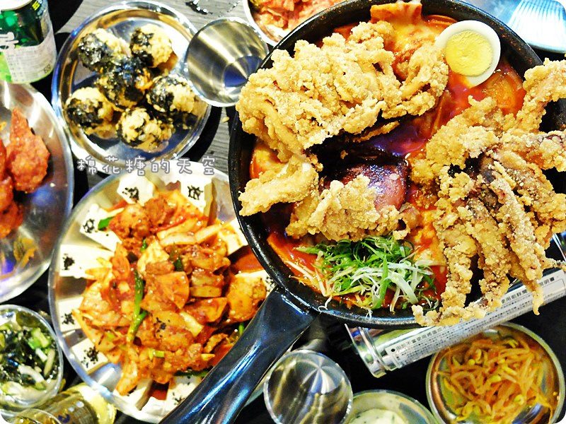《台中美食》台北超夯韓式熱炒Pocha來台中展店囉！辣雞翅、泡菜豬肉、牽絲魷魚起司鍋～還有超級澎湃的海鮮貝類鍋！吃太飽還可以到旁邊秋紅谷跑跑再來吃～慶開幕12/2前都有優惠喔！