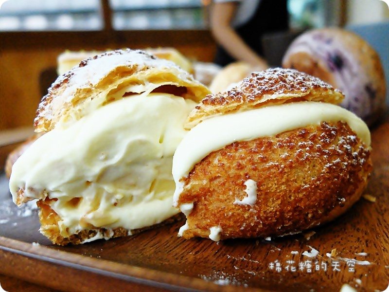 《台中甜點》東山路上低調烘培麵包店～杉禾亭，嚴選食材製作、貼心平價供應，還有我最愛的爆漿布丁泡芙的啦！