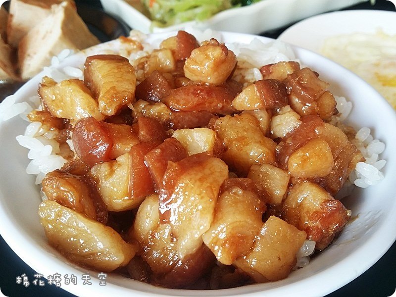 《台中美食》午餐、晚餐、宵夜場～甚至是早早餐都可以！橋頭財神爺魯肉飯～三不五時就會想起的油亮亮好滋味