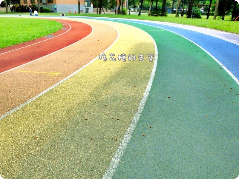 《台中小景點》超夯IG打卡點少女系彩虹跑道～台中有兩個唷！惠文國小、內新國小兩邊韻味不一樣～