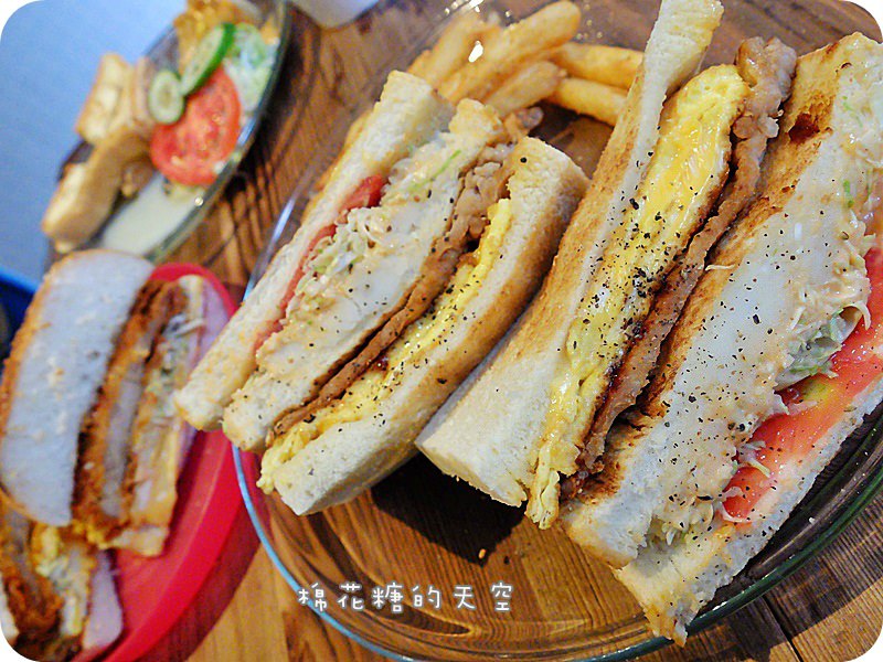 《台中美食》逢甲排隊早餐～多士號吃“很夯”澎湃總匯吐司，還有少女心爆發的煉乳法式吐司也必吃！