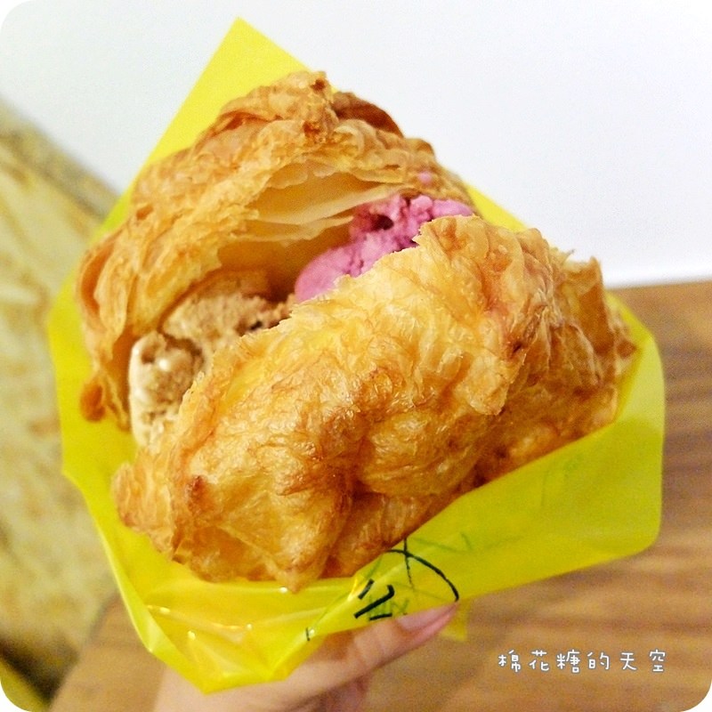 《台中甜點》名字超級可愛的“KURIMU咕粒姆”～超大泡芙裡不止能塞香草牛奶醬、還有綿綿芋泥、地瓜泥可以選，塞兩球冰淇淋更過癮！