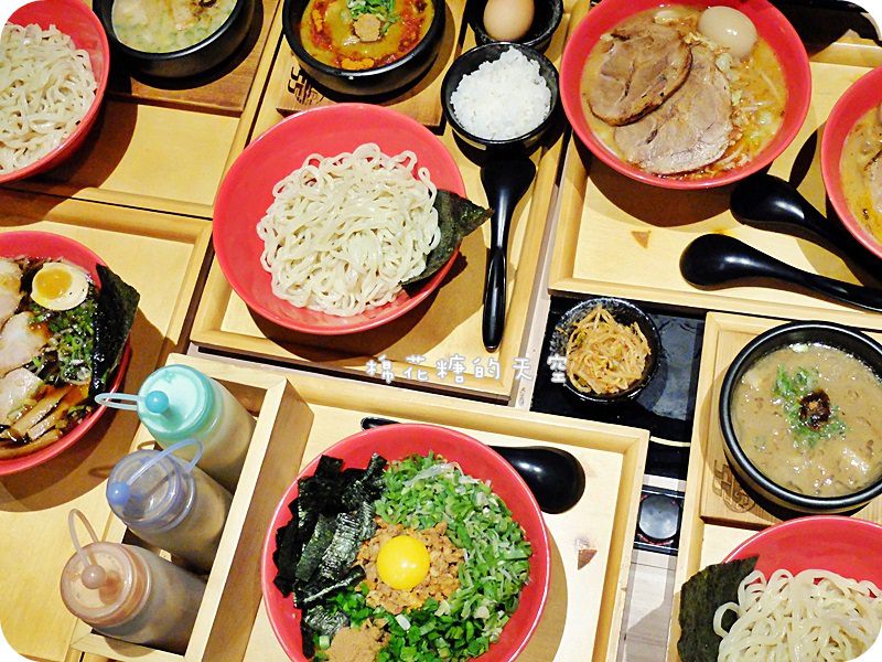 《台中美食》中科商圈富士55沾麵～道地日本滋味台中開分店，麵吃完還可以煮起司燉飯～好吃又好玩！最新鶴舞二郎拉麵炙燒厚切叉燒好誘人！