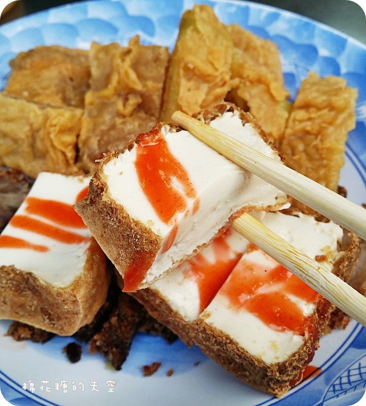 《台中小吃》向上市場夜市老攤炸粿～米糕、地瓜、炸豆腐、還有招牌紅燒肉，下次誰要陪我去吃蚵嗲？就在草悟道旁喔！