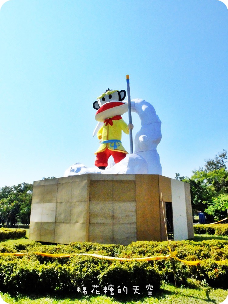 《2016台中燈會》台中燈會猴年主燈悄悄現身，台中公園裡大嘴猴變身孫悟空～踩著筋斗雲來拜年囉！