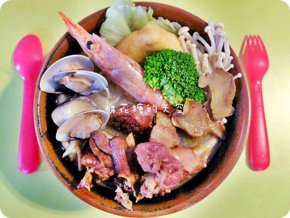 《台中美食》夜市美食新店面～凱撒盒子創新米烏龍還有清酒薑母鴨新口味，特製紮實Pizza麵皮加上香蕉、巧克力、棉花糖飯後甜點首選！