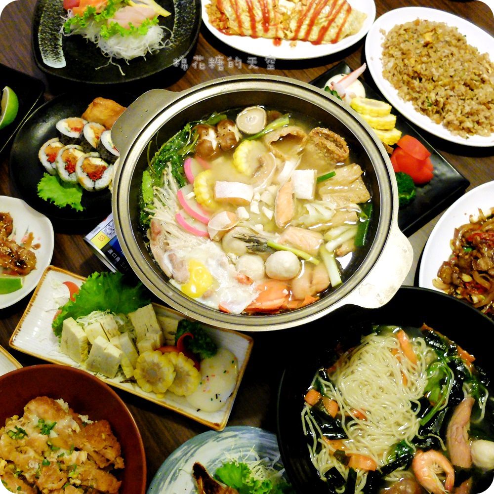 《台中美食》築也平價日式料理來到太平展店囉！多汁雞排蓋飯、乾香鮭魚炒飯、大碗海鮮拉麵～通通只要便當價！還有生魚片、火鍋、快炒……多樣選擇滿足全家人唷！