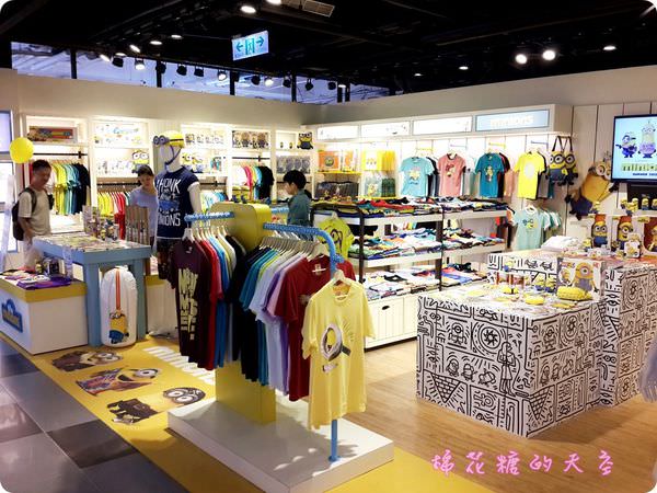 《台中血拼》最新開幕小小兵專賣櫃設點老虎城囉！T恤、娃娃、包包、手機殼通通有～快來裝萌耍可愛！