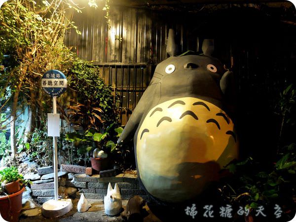 《台中小小景點》彩繪牆面不稀奇，立體龍貓現身大里小徑～公車，什麼時候來？